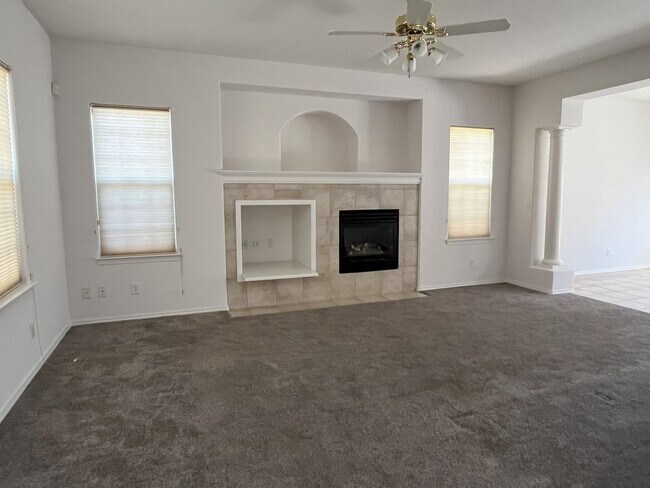 Foto del edificio - Available Now – 4 Bedroom Home in Desirabl...