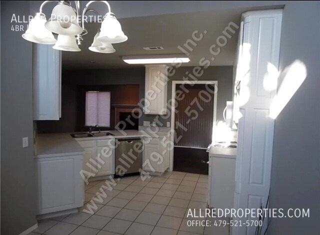 Building Photo - Large Duplex in Fayetteville