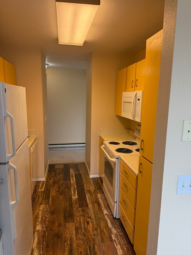 Cocina equipada con estufa, microondas y lavavajillas. - 1602 Naval Ave