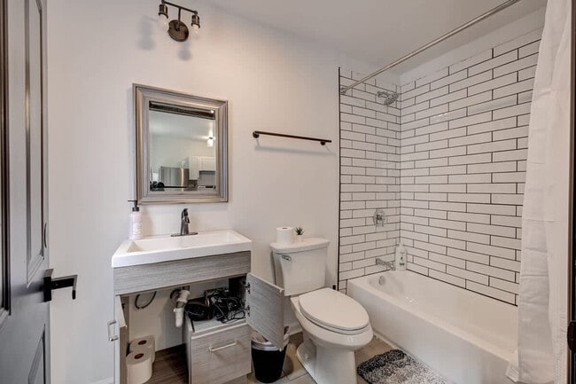 Building Photo - 1925 N Prospect Ave