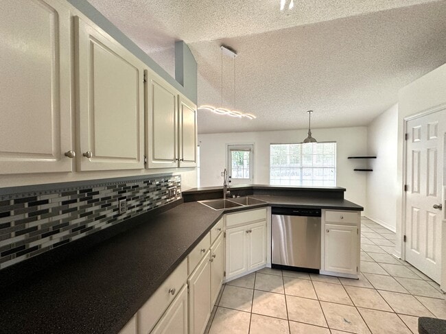 Building Photo - 139 Steeplechase Dr
