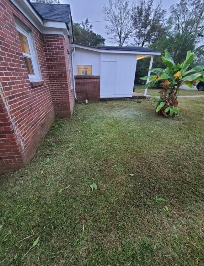 Building Photo - 913 Brookside Dr