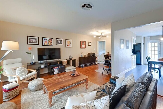 Foto del edificio - 7126 Sharpcrest St