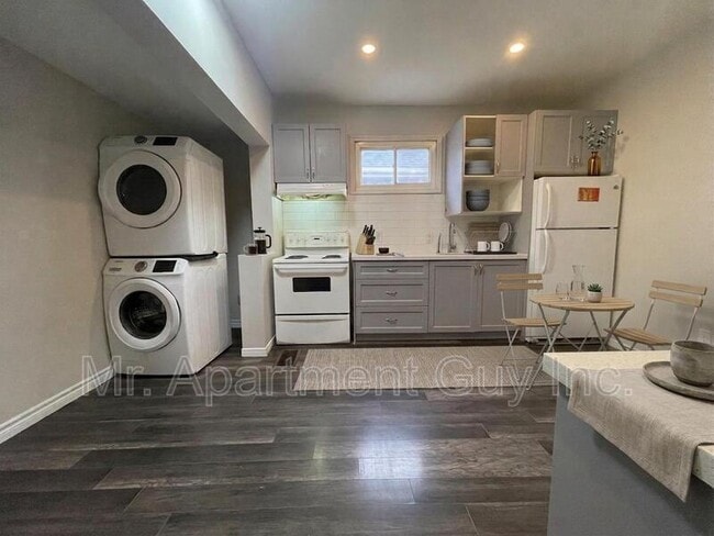 Building Photo - 163 E 5th St