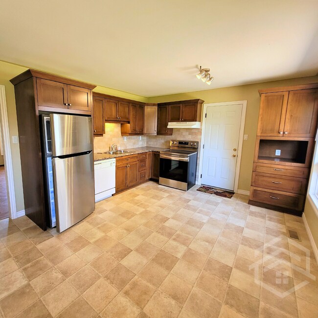 Photo du bâtiment - 3-Bedroom Home in a Beautiful Neighbourhood!