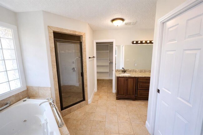 Foto del edificio - 4500 Woodmoor Cir