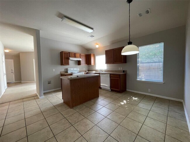 Building Photo - 208 Spruce Dr