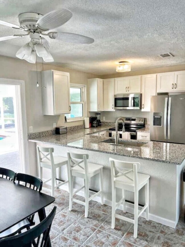 Foto del edificio - Waterfront 2BR/2BA Home w/ Pool, Dock & Ga...