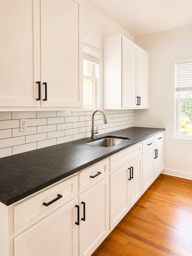 Building Photo - Sophisticated Style Just Minutes from TCU