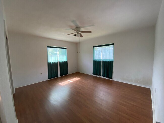 Foto del edificio - Oversized 2/1, Available 12/1