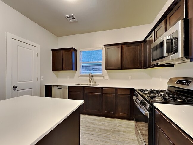 Foto del edificio - 14308 Peach Tree Dr