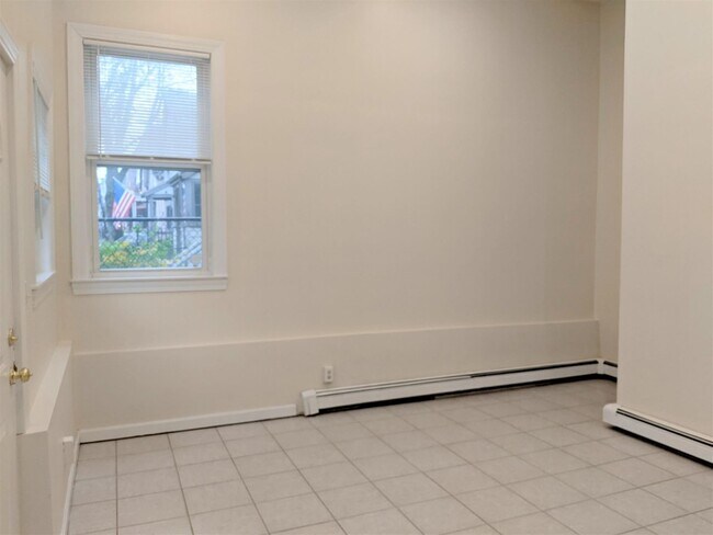 Building Photo - 83 Yorktown St