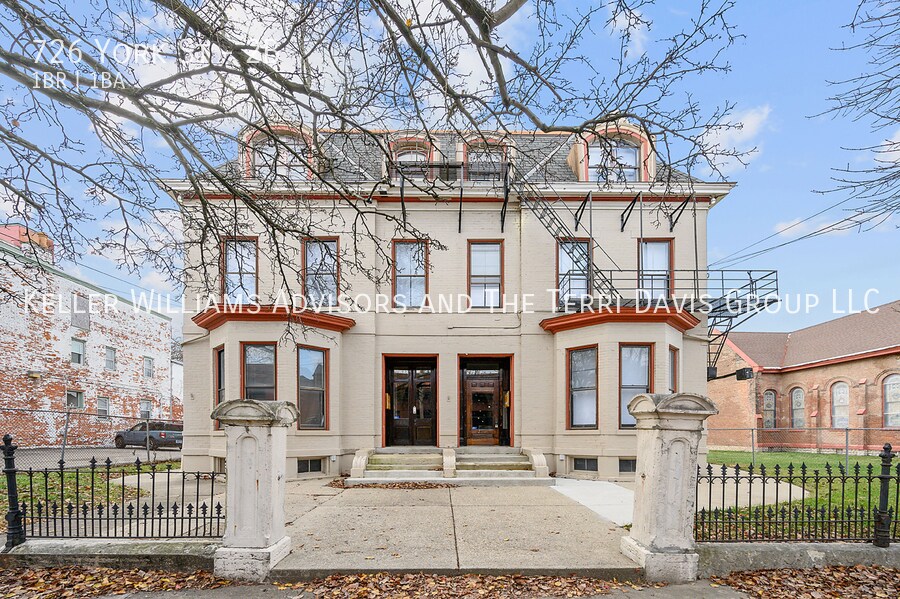 Primary Photo - 726 York St - 2B