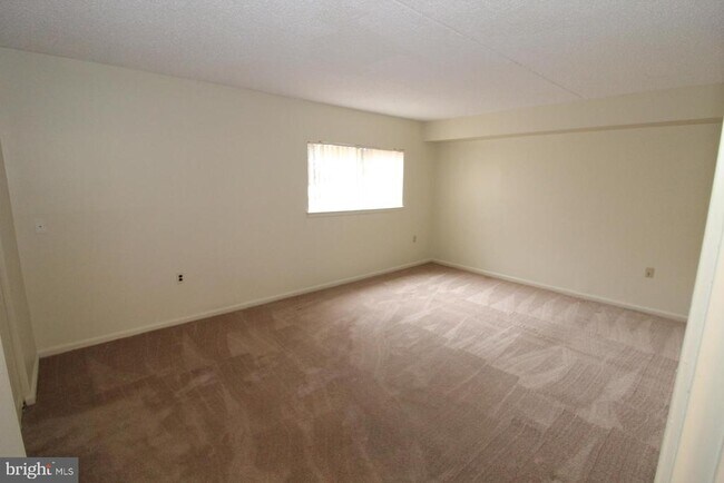 Foto del edificio - 8600 Village Square Dr
