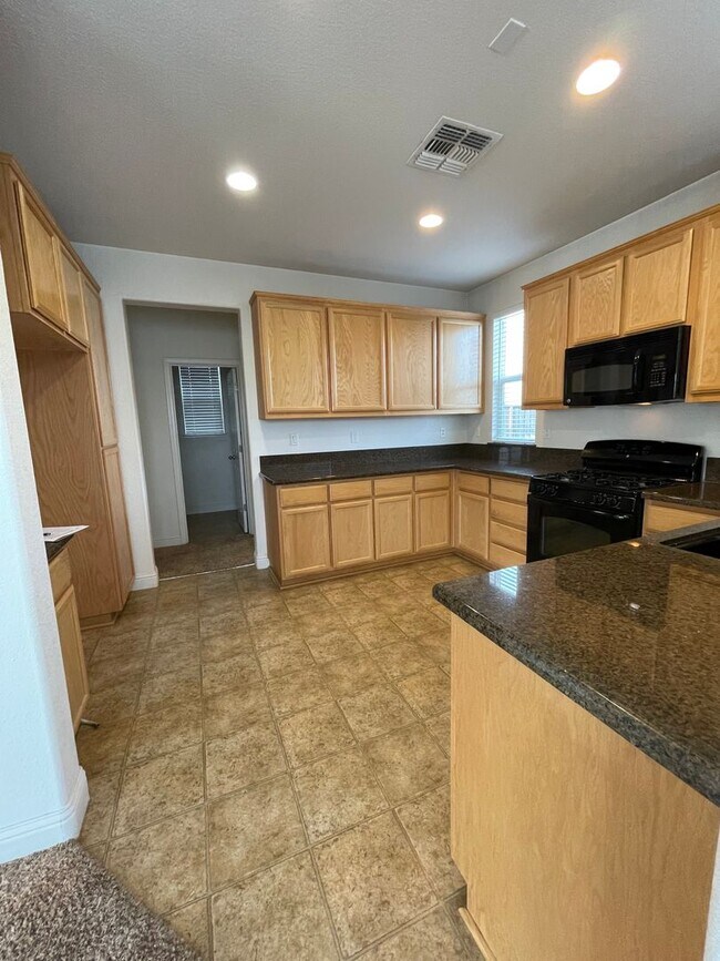 Building Photo - 3 Bedroom Home located in gated community