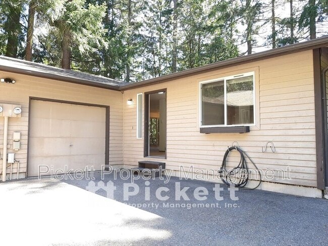 Building Photo - 6451 Lewis NE Dr
