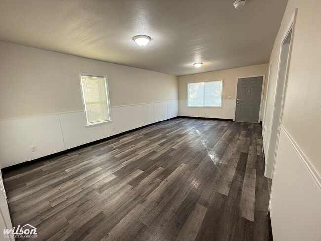 Foto del edificio - Updated Bungalow with 4 Bedrooms and 2 Full Bathrooms