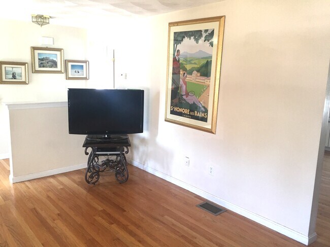 Building Photo - 56 Rich St
