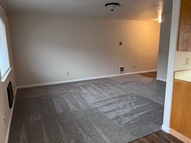 Building Photo - 5536 Glenridge Way