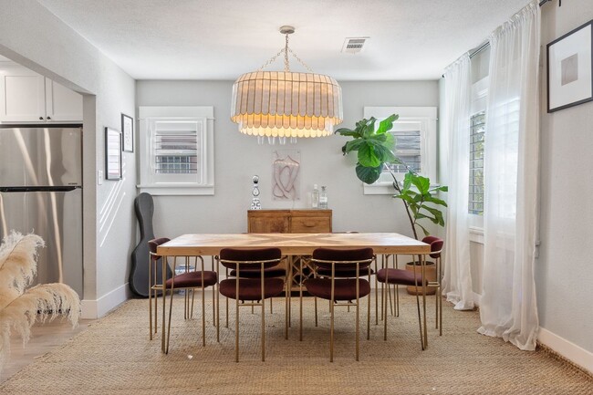 Foto del edificio - 1249 W 56th St