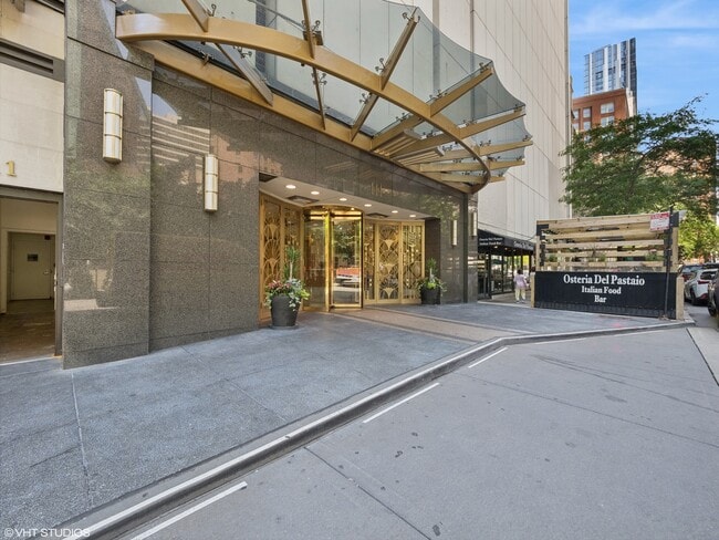 Building Photo - 111 E Chestnut St