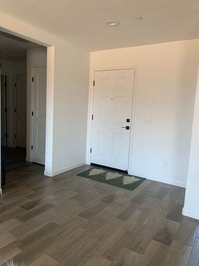 Foto del edificio - 3 BR 2 BA Available Now