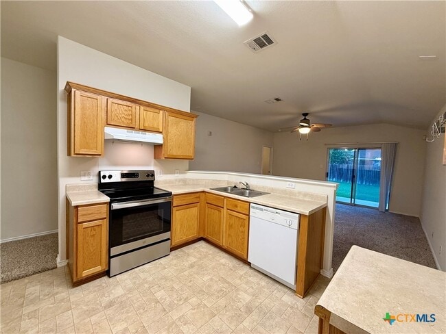Foto del edificio - 3235 Blue Jay Dr