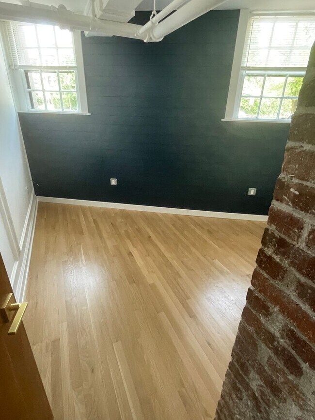 Foto del edificio - Rare, nicely updated 2 bed in Brookline fo...