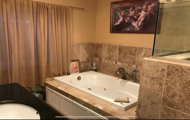 Master bath - 626 N Maria Ave