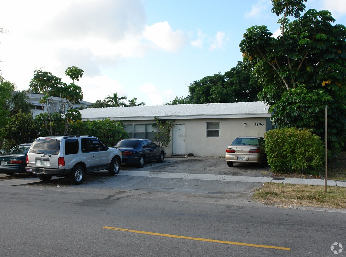 Building Photo - 3800 SW 2nd Ct