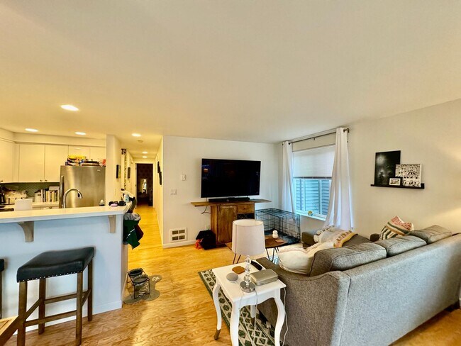 Building Photo - Location. location! Come home to this comp...