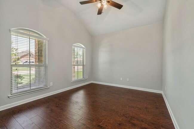 Building Photo - Available for June Move in! Charming 3/2 in Castlegate 2!