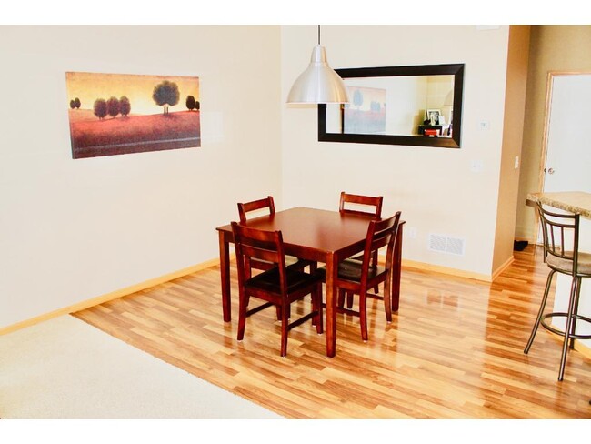 Foto del edificio - 3Bed*2.5Bath plus loft*1767SqFt. Great Ame...