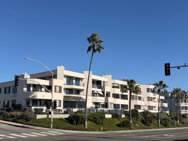 Building Photo - 111 Tamarack Ave