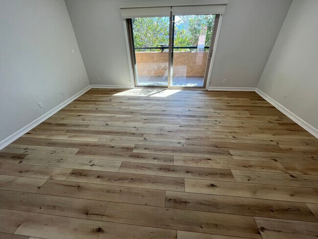 Sala de estar n.° 5 Piso de madera nuevo - La Casa De La Reina