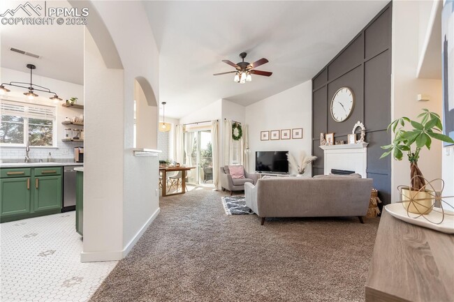 Foto del edificio - Maintenance free 2 bedroom, 2 full bath condo! Upper unit