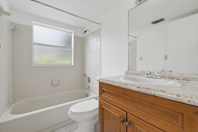 Building Photo - 10148 Twin Lakes Dr