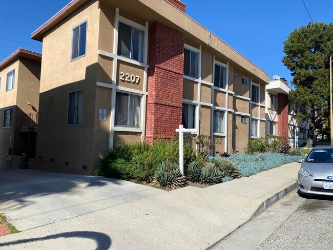 Building Photo - 2207 N Verdugo Rd