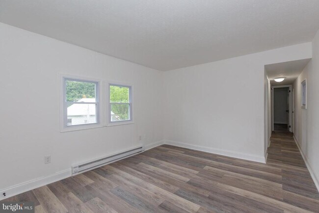Foto del edificio - 30 Laurel Hill Ln