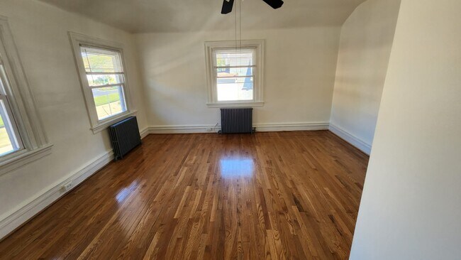 Building Photo - 537 Stahr Rd