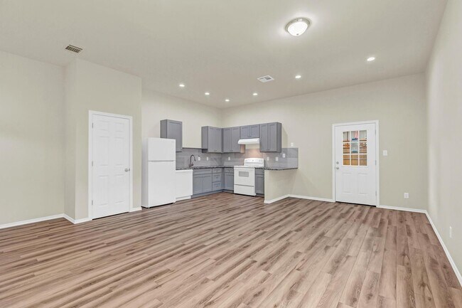 Building Photo - 6108 Caroline Ln