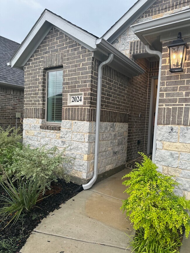 Building Photo - 2024 Ballyoak Ln