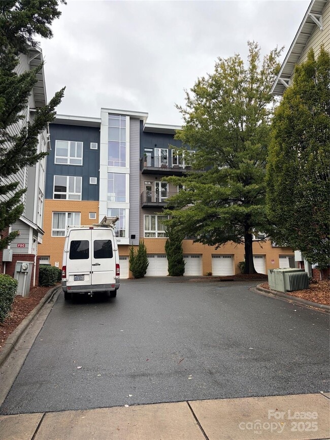 Foto del edificio - 2200 Lyndhurst Ave