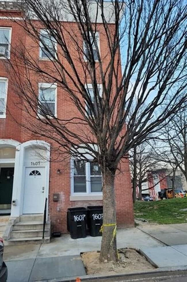 Building Photo - 1607 Division St