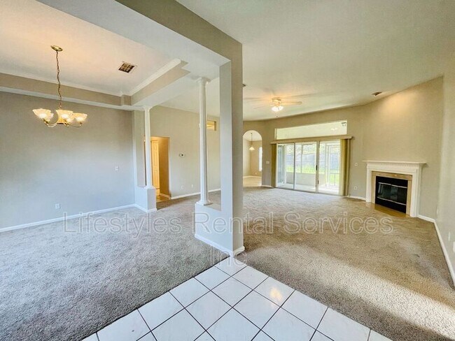 Building Photo - 8943 Country Bend Cir N