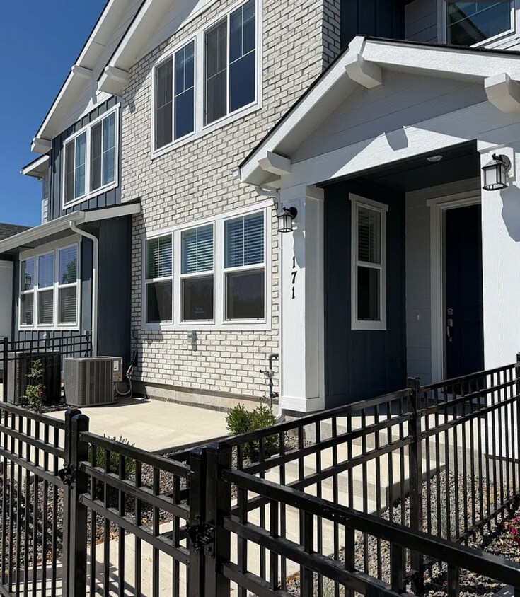 Foto principal - Brand New, Move-In Ready Townhome in Eagle!