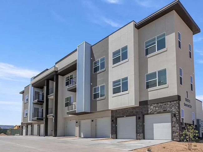 Building Photo - 5801 S Garnet Dr