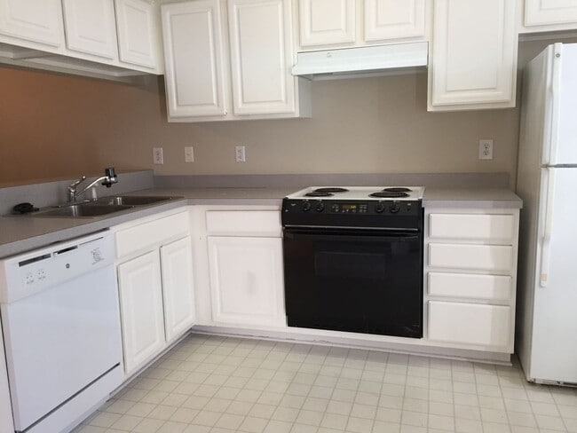Building Photo - Walk to Beach! Unfurnished, 2 Bedroom, 2.5...