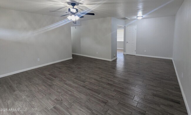 Foto del edificio - 8127 E Mitchell Dr