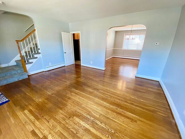 Building Photo - Recently Renovated 3-Bedroom Townhome in R...